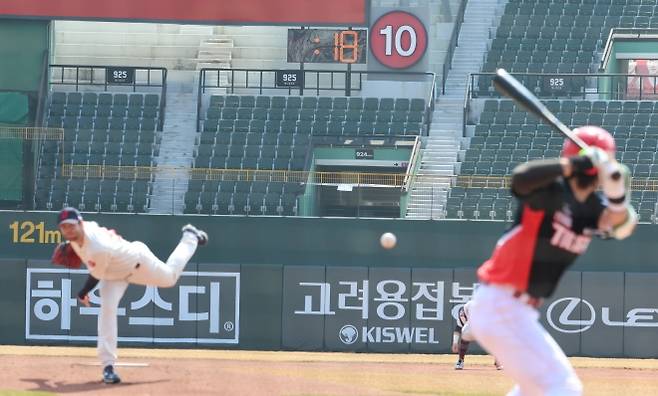 피치클록 적용중 - 피치클록 적용중     (부산=연합뉴스) 강선배 기자 = 9일 부산 사직야구장에서 열린 2025 신한 SOL 뱅크 KBO리그 KIA 타이거즈-롯데 자이언츠의 시범경기. 올해부터 도입된 피치클록이 적용되고 있다. 2025.3.9      sbkang@yna.co.kr (끝)   <저작권자(c) 연합뉴스, 무단 전재-재배포, AI 학습 및 활용 금지>