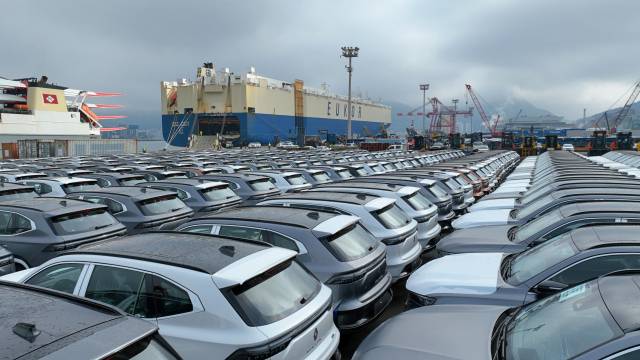 중남미로 수출되는 르노코리아의 중형 SUV 그랑 콜레오스가 선박에 선적되고 있다. 사진제공=르노코리아