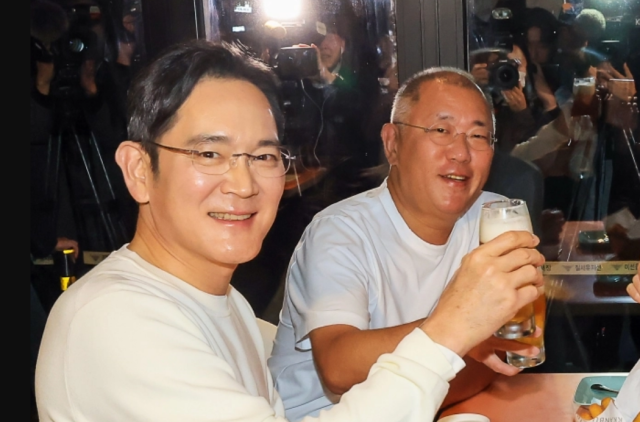 지난 10월 30일 서울 삼성동 한 치킨집에서 이재용 삼성전자 회장, 정의선 현대차그룹 회장이 젠슨 황 엔비디아 최고경영자(CEO)와 함께 일명 ‘깐부 회동’ 진행 중 기념촬영을 하고 있다. 연합뉴스