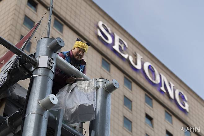 12월1일 고진수 세종호텔지부장이 저녁밥이 담긴 가방을 끌어올리고 있다. ⓒ시사IN 이명익