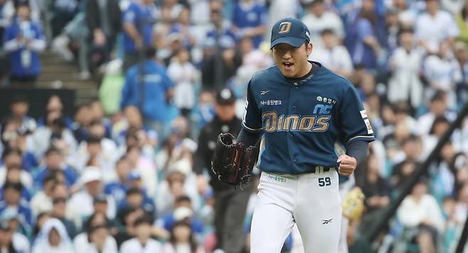 6일 대구 삼성라이온즈파크에서 열린 2025 KBO 포스트시즌 와일드카드 1차전 삼성 라이온즈와 NC 다이노스의 경기. NC 선발투수 구창모가 5회말 위기를 1실점으로 마무리하며 환호하고 있다. 2025.10.6 연합뉴스
