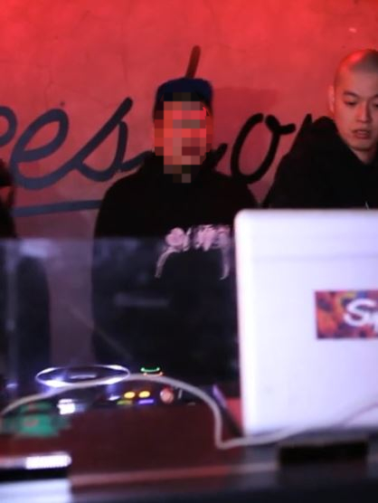 바나 김기현 대표(중앙)과 이센스(오른쪽). 인터넷 커뮤니티 캡처