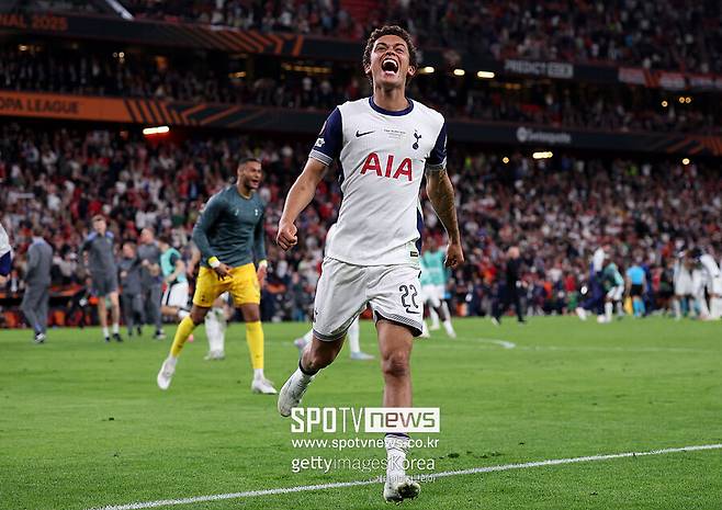 ▲ 손흥민 역시 존슨의 결승골을 잊지 않았다. 최근 토트넘 훗스퍼 스타디움을 방문한 손흥민은 전 동료들과 만나 찐한 우정을 과시했다. 그 가운데 히샬리송이 "내가 너를 위해 유로파리그 우승을 해줬으니 고마워해야지"라고 말했다. 이에 손흥민은 '그건 브레넌이었어"라고 태연하게 받아쳤다.