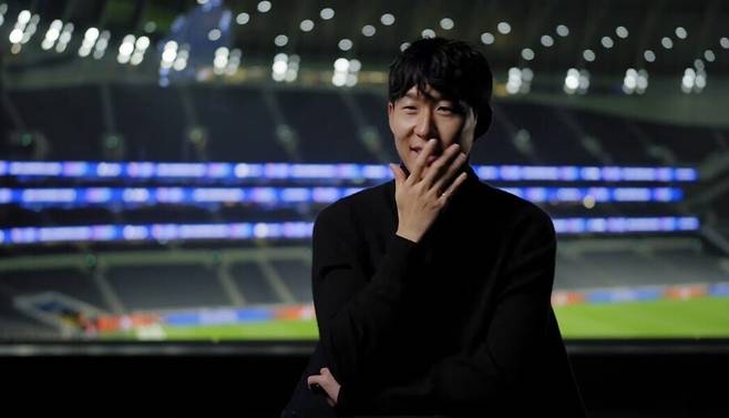 ▲ 이별의 순간은 담담하지 않았다. 손흥민은 "경기 후 라커룸에 혼자 남아 5분 정도 앉아 있었다. 텅 빈 공간에서 고개를 숙이고 있으니 이 상황이 믿기지 않았다"며 "앞으로 토트넘 선수가 아니라는 생각이 들었고, 정말 힘든 하루였다"고 고백했다.&nbsp;ⓒ 토트넘 홋스퍼