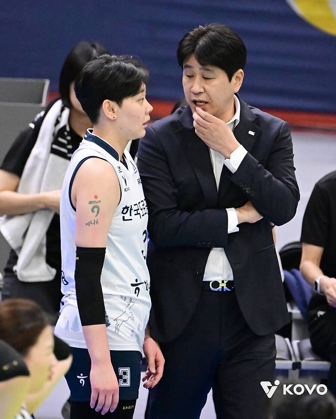 ▲ 도로공사 김종민 감독과 김다은 ⓒKOVO