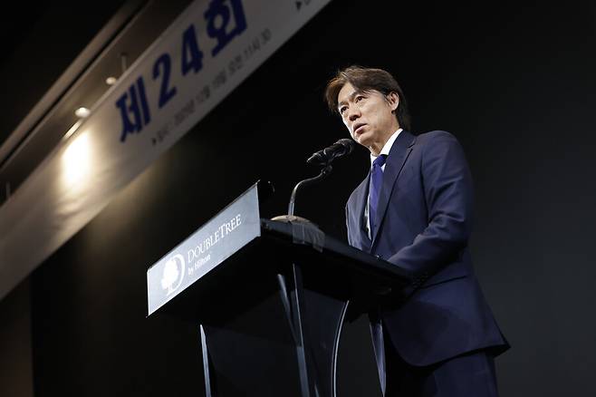 ▲ 19일&nbsp;성남시 분당 더블트리 바이 힐튼 호텔에서 홍명보장학재단 장학금 수여식에 이사장 자격으로 참석한 홍명보 감독이 취재진의 질문에 답하고 있다. ⓒ&nbsp;홍명보장학재단