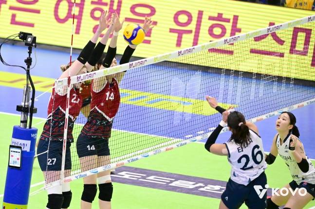 현대건설 카리-양효진(왼쪽)이 18일 수원실내체육관에서 열린 진에어 2025~2026 V리그 정규시즌 3라운드 한국도로공사와 홈 경기에서 타나차의 공격을 막고 있다. /사진=한국배구연맹 제공