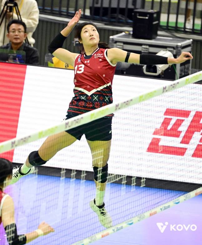 현대건설 정지윤이 18일 수원실내체육관에서 열린 진에어 2025~2026 V리그 정규시즌 3라운드 한국도로공사와 홈 경기에서 강스파이크를 때리고 있다. /사진=한국배구연맹 제공