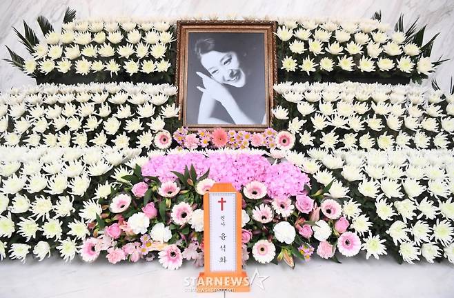 [서울=뉴시스] 사진공동취재단 = 19일 서울 신촌 세브란스병원 장례식장에 배우 윤석화의 빈소가 마련돼 있다. 2025.12.19. photo@newsis.com /사진=김혜진