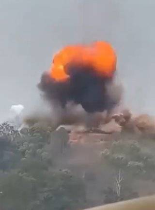 캄보디아군의 PHL-03 로켓 공격을 받은 태국군 기지가 화염에 휩싸였다. X(옛 트위터) 캡처
