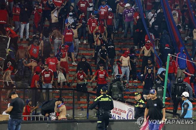 17일(현지시간) 콜롬비아 축구팬 난동 현장 [메데인 EPA=연합뉴스. 재판매 및 DB 금지]