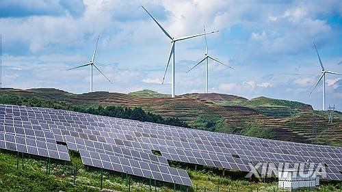 중국 구이저우성 웨이닝 이화묘족 자치현 태양광·풍력 발전단지 [신화=연합뉴스 자료사진. 재판매 및 DB 금지]