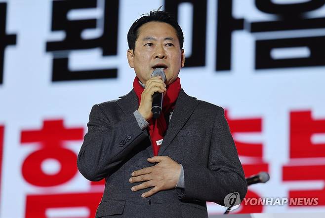 축사하는 국민의힘 장동혁 대표 (청주=연합뉴스) 천경환 기자 = 국민의힘 장동혁 대표가 19일 청주 오스코에서 열린 충북도당 당원 교육 행사에 참석해 축사하고 있다. 2025.12.19 kw@yna.co.kr