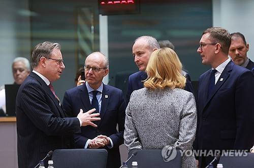 18일 브뤼셀에서 열린 EU 정상회의에서 의견을 교환하는 EU 회원국 정상들. 맨 왼쪽이 더 베버르 벨기에 총리 [EPA 연합뉴스 자료사진 재판매 및 DB 금지]