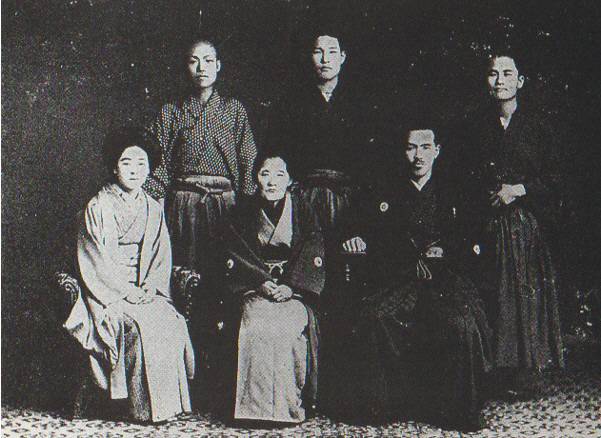 고창 오산학교의 주역들. 앞줄 마스토미 부부와 어머니(중), 뒷줄 김영구, 양태승, 윤치병 추정(출처 국민일보 전정희 기자)