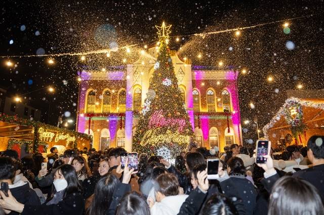 19일 익산 중앙동 익산근대역사관 광장에서 크리스마스트리 점등식과 눈 내리는 퍼포먼스가 진행되고 있다./사진 제공=익산시