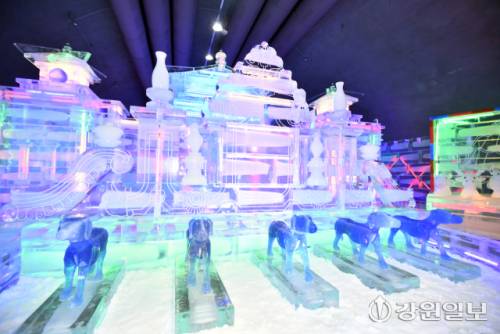 2026 얼음나라 화천산천어축제의 인기 프로그램 중 하나인 세계 최대 실내얼음조각광장이 20일 타빙식을 시작으로 운영에 들어갔다. 실내얼음조각광장에는 신라시대 황룡사지 9층 목탑을 비롯해 다양한 캐릭터와 세계 유명 건축물 조각 30여점이 전시된다.
