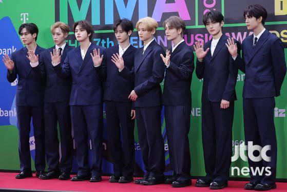 20일 오후 서울 고척스카이돔에서 2025 멜론 뮤직 어워드 레드카펫 행사가 열렸다. 그룹 알파드라이브원이 포토타임을 갖고 있다. 박세완 엔터뉴스팀 기자 park.sewan@jtbc.co.kr