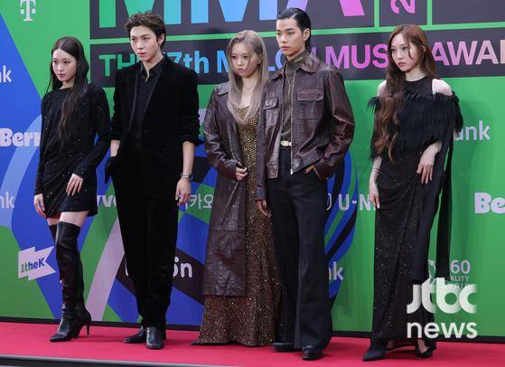 20일 오후 서울 고척스카이돔에서 2025 멜론 뮤직 어워드 레드카펫 행사가 열렸다. 그룹 올데이프로젝트가 포토타임을 갖고 있다. 박세완 엔터뉴스팀 기자 park.sewan@jtbc.co.kr