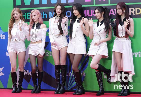 20일 오후 서울 고척스카이돔에서 2025 멜론 뮤직 어워드 레드카펫 행사가 열렸다. 그룹 아이브가 포토타임을 갖고 있다. 박세완 엔터뉴스팀 기자 park.sewan@jtbc.co.kr