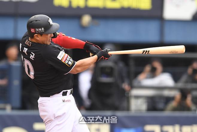 KT 황재균이 6일 잠실구장에서 열린 2024 KBO리그 LG와 준플레이오프 2차전 2회초 2사 3루 상황에서 LG 선발 임찬규를 상대로 1타점 선제 적시타를 치고 있다. 잠실 | 박진업 기자 upandup@sportsseoul.com