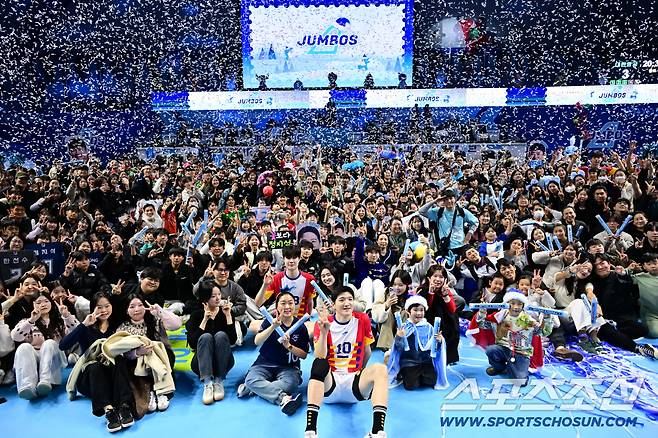 19일 인천 계양체육관에서 열린 V리그 남자부 대한항공과 한국전력의 경기. 대한항공이 한국전력에 승리했다. 경기 종료 후 팬들과 함께 기념사진을 찍고 있는 대한항공 선수들. 사진제공=KOVO