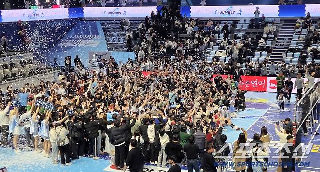 19일 인천 계양체육관에서 열린 V리그 남자부 대한항공과 한국전력의 경기. 대한항공이 한국전력에 승리했다. 경기 종료 후 선수, 팬들이 코트에 모여 함께 기념촬영을 하고 있다. 인천=송정헌 기자songs@sportschosun.com/2025.12.19/