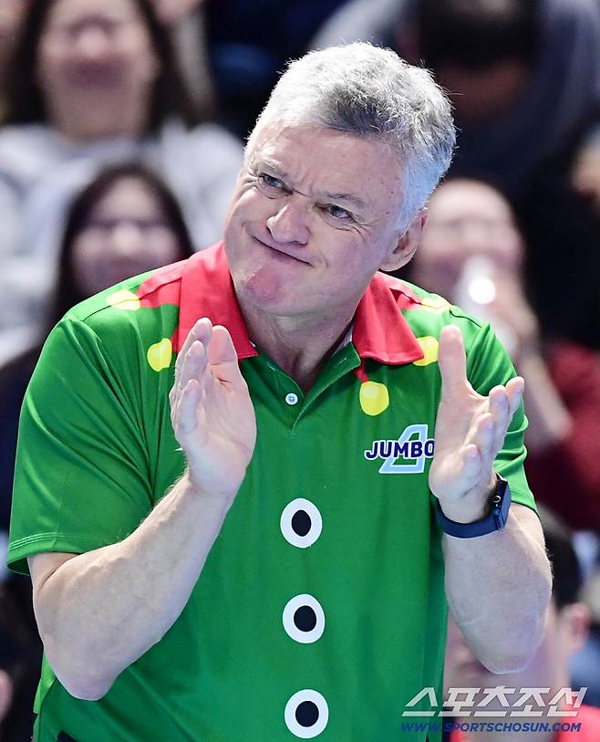 득점에 선수들에게 박수를 보내는 대한항공 헤난 감독.