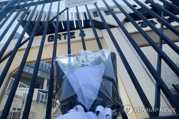 NC 다이노스 사망 사고를 추모하기 위해 구장 앞에 놓여진 꽃. ⓒ연합뉴스