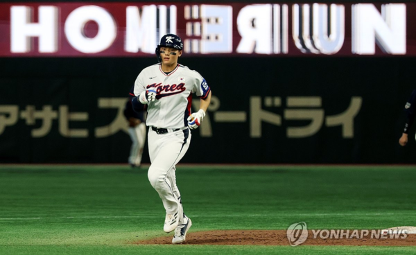 일본과의 두 번째 평가전에서 홈런 후 그라운드를 도는 김주원. ⓒ연합뉴스
