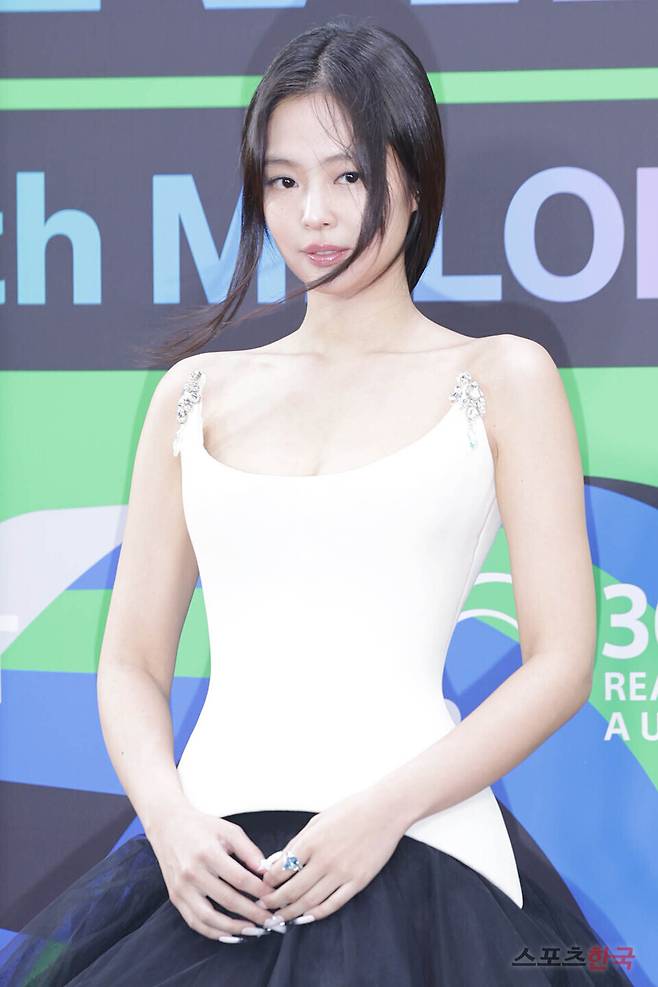 2025 멜론뮤직어워드 (The 17th Melon Music Awards, MMA2025) 레드카펫 행사에 참석한 제니. ⓒ이혜영 기자 lhy@hankooki.com