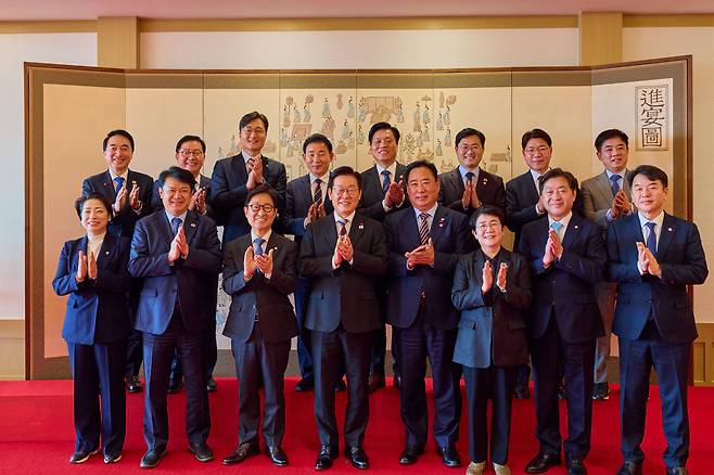 이재명 대통령이 18일 서울 용산 대통령실에서 열린 더불어민주당 대전-충남 국회의원 초청 오찬 간담회에서 참석자들과 기념촬영을 하고 있다. /대통령실