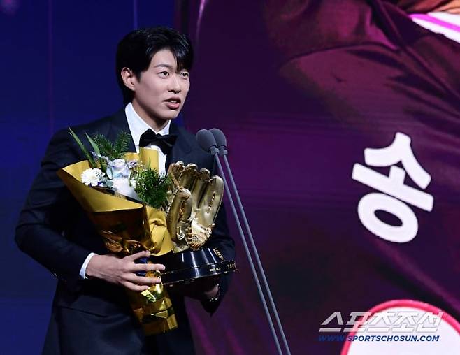 송성문도 미국에 진출한다. 사진은 지난 9일 서울 롯데호텔월드에서 골든글러브(3루수부문)을 수상하고 소감을 밝히는 모습. /송정헌 기자