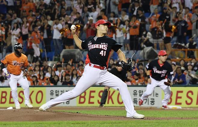 올 시즌 교통사고로 이탈한 황동하가 내년시즌에는 정상적으로 로테이션에 합류한다.뉴시스