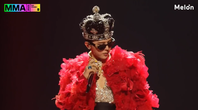지드래곤이 20일 서울 구로구 고척스카이돔에서 진행된 '제17회 멜론뮤직어워드'(이하 'MMA 2025')에서 화려한 퍼포먼스를 선보여 이목을 집중시켰다. 'MMA 2025' 방송 캡처