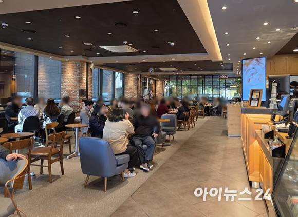 서울 영등포구 여의도의 한 카페 매장서 손님들이 음료를 마시고 있다. [사진=구서윤 기자]