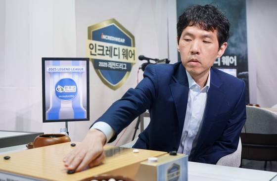 이창호 9단이 지난달 30일 열린 2025 인크레디웨어 레전드리그 플레이오프(PO) 1차전에서 GOGO 양양의 2지명 최규병 9단을 241수 만에 흑 불계승으로 제압했다. 이로써 이창호는 개인 통산 1천968승(1무 814패)째를 수확해 스승 조훈현 9단과 최다승 공동 1위로 올라섰다. 사진 한국기원