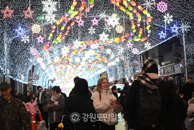 ▲ 화천 선등거리 점등식이 20일 화천읍 중앙로에서 주민과 군인, 관광객 등 2000여명이 참가한 가운데  열렸다. 김정호 기자