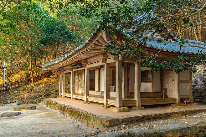 만덕산 중턱에 자리잡은 다산초당.