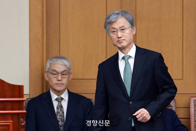 조희대 대법원장이 지난 12월 5일 서울 서초구 대법원에서 열린 전국법원장회의에서 인사말을 하기 위해 움직이고 있다. 왼쪽은 천대엽 법원행정처장. 이준헌 기자