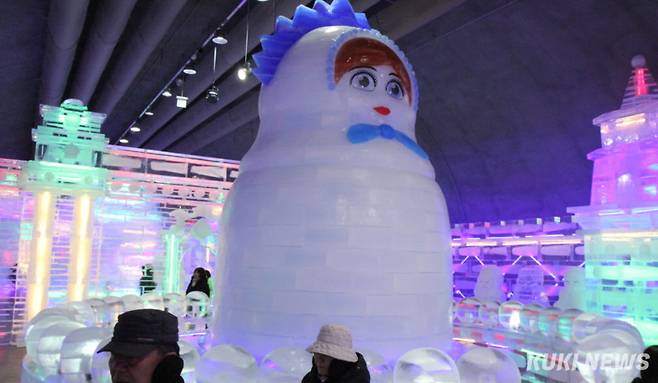 20일 오후 강원 화천군 화천읍 서화산 다목적광장에 조성한 서계최대 실내얼음조각광장 개장을 축하하는 타빙식을 열고, 본격 운영에 들어갔다.