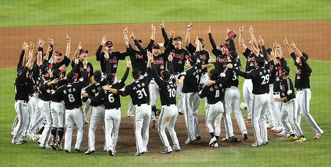 LG 트윈스 선수들이 지난 10월 31일 대전한화생명볼파크에서 열린 2025 프로야구 KBO리그 포스트시즌 한국시리즈 한화 이글스와의 5차전에서 승리하며 통합 우승을 차지한 뒤 기뻐하고 있다. 연합뉴스