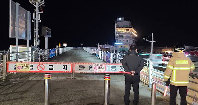 소방 등 행정당국이 강원 강릉시 강릉항 방파제 출입을 차단하는 모습. 사진과 기사는 관련 없음. [연합뉴스]