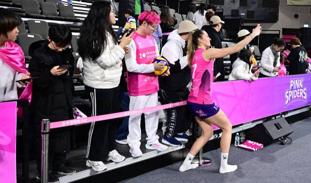 레베카가 경기 후 신발도 싣지 않고 팬 서비스를 하고 있다 / 한국배구연맹(KOVO)