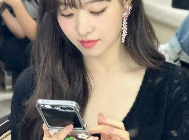 삼성 폴더블폰 마니아로 알려진 박보영이 폴더블폰을 사용하고 있는 모습 [SNS]