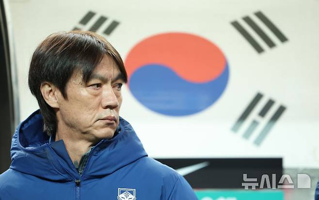 [서울=뉴시스] 황준선 기자 = 지난달 18일 오후 서울 마포구 서울월드컵경기장에서 열린 축구 국가대표팀 평가전 대한민국과 가나의 경기, 대한민국 홍명보 감독이 경기장에 입장해 있다. 2025.11.18. hwang@newsis.com