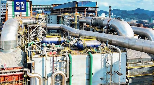 [서울=뉴시스]중국 남서부 구이저우(貴州)성에서 20일에 초임계 이산화탄소(CO₂) 발전소가 상업적 운영을 시작, 이 혁신적인 기술의 중국 최초 상업적 적용 사례를 기록했다. 사진은 구이저우성 류판수이(六盤水)의 이산화탄소 발전소 모습. <사진 출처 : 中 CCTV 인터내셔널> 2025.12.20.