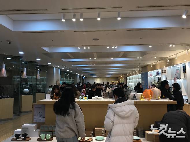 국립중앙박물관 굿즈숍 '뮷즈'를 둘러보는 관람객들. 권유빈 인턴기자