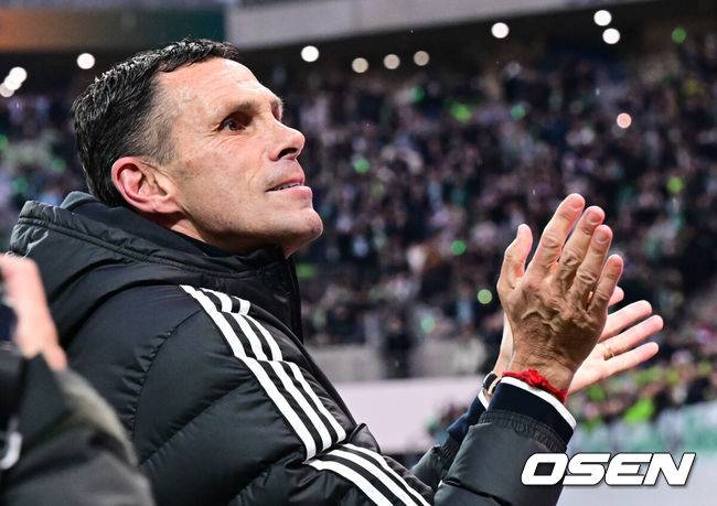 [OSEN=상암월드컵경기장, 조은정 기자] 전북현대가 끝내 정상에 섰다. 연장전 혈투 끝에 광주FC를 2-1로 꺾고 2025 하나은행 코리아컵 우승을 차지했다. 120분 동안 퇴장·부상·논란 상황이 뒤섞인 결승전이었지만, 마지막에 웃은 팀은 전북이었다.전북현대는 6일 오후 1시 30분 서울월드컵경기장에서 열린 2025 하나은행 코리아컵 결승전에서 광주FC와 맞붙어 2-1로 승리했다.통산 6번째 우승에 성공한 전북의 포옛 감독이 관중들과 기뻐하고 있다.  2025.12.06 /cej@osen.co.kr