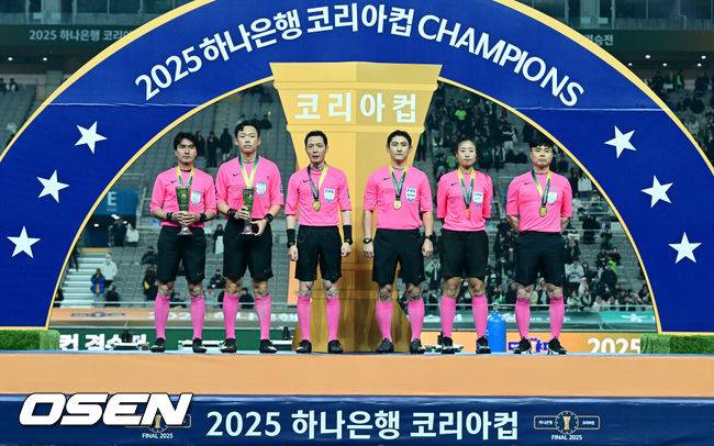 [OSEN=상암월드컵경기장, 조은정 기자] 전북현대가 끝내 정상에 섰다. 연장전 혈투 끝에 광주FC를 2-1로 꺾고 2025 하나은행 코리아컵 우승을 차지했다. 120분 동안 퇴장·부상·논란 상황이 뒤섞인 결승전이었지만, 마지막에 웃은 팀은 전북이었다.전북현대는 6일 오후 1시 30분 서울월드컵경기장에서 열린 2025 하나은행 코리아컵 결승전에서 광주FC와 맞붙어 2-1로 승리했다.심판상을 받은 심판진이 포즈를 취하고 있다. 2025.12.06 /cej@osen.co.kr